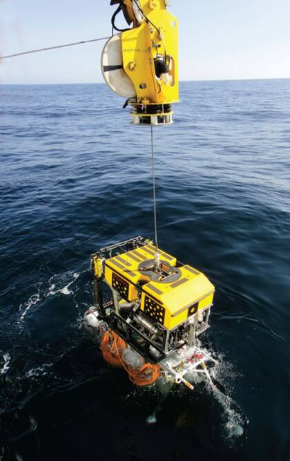 Se utilizan robots marinos para encontrar la parte dañada y extraer el cable del mar.