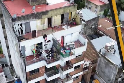 Se utilizaron grúas para bajar muebles e incluso motos