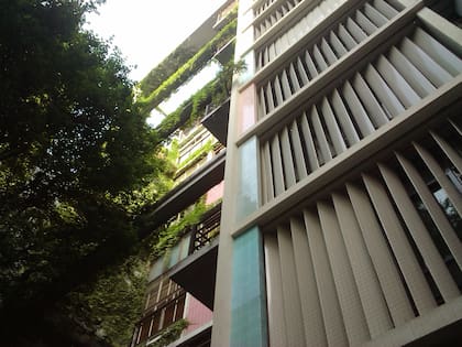 Se utilizó madera en vez de acero y se incorporaron elementos de color en la fachada con azulejos y venecitas.