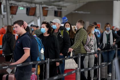 Se ve a los pasajeros haciendo cola para registrarse en el Aeropuerto Nacional de Sídney. Nueva Zelanda ha detenido los viajes libres de cuarentena con Nueva Gales del Sur durante al menos 72 horas