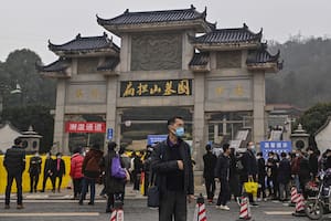 Se ve a personas fuera del cementerio Biandanshan en Wuhan, en la provincia central de Hubei en China, el 12 de febrero de 2021, durante el primer día del Año Nuevo Lunar, que marca el comienzo del Año del Buey