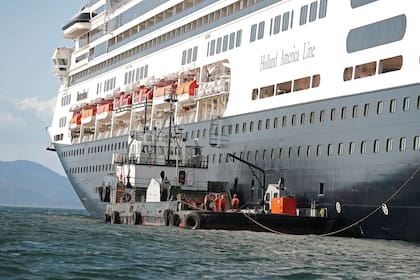 Se ve un buque de suministros en alta mar junto al crucero MS Rotherdam, que trajo suministros y kits de prueba Covid-19 al MS Zaandam, donde murieron cuatro pasajeros, fotografiado frente a la costa de la ciudad de Panamá, Panamá,