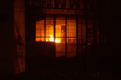 Se ve un incendio en el bloque Guayas 4 dentro del complejo penitenciario Regional 8 después de una "revuelta interna" de los reclusos, en Guayaquil, Ecuador, el 27 de marzo de 2024