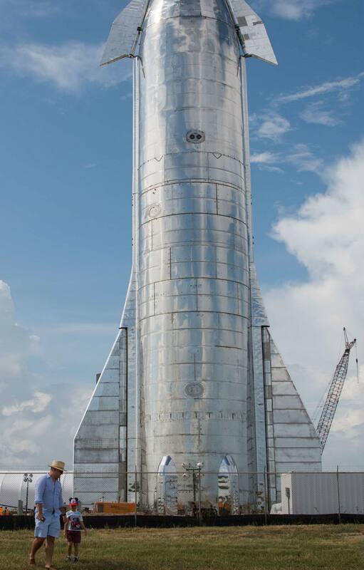 Se ve un prototipo de la nave espacial Starship de SpaceX, la empresa fundada por Elon Musk, en Boca Chica, Texas