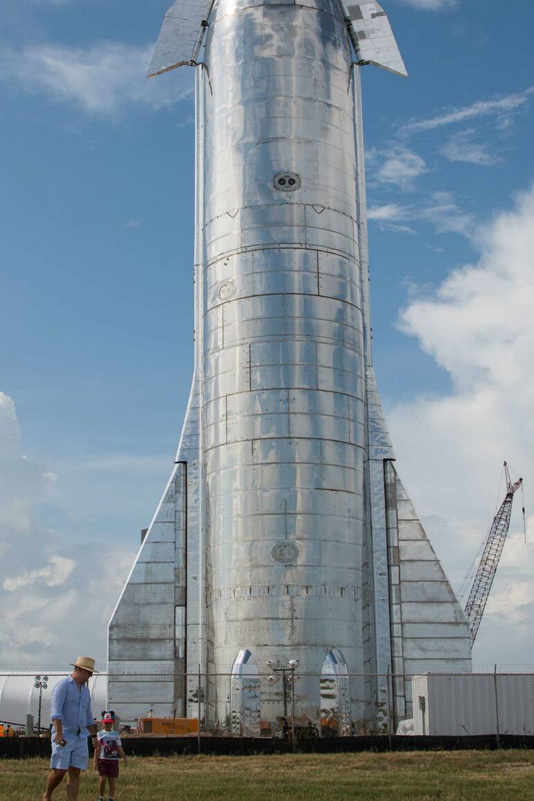 Se ve un prototipo de la nave espacial Starship de SpaceX, la empresa fundada por Elon Musk, en Boca Chica, Texas