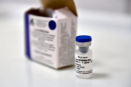 Se ve un vial con la nueva vacuna contra el coronavirus de Rusia antes de la vacunación de un voluntario en un ensayo posterior al registro, en Moscú, 10 de septiembre de 2020