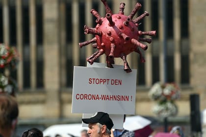 Se ve una maqueta de coronavirus durante una manifestación contra las restricciones en medio de la pandemia en Dortmund, Alemania, el 9 de agosto de 2020