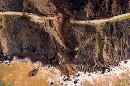 Se ve una sección de la Carretera 1 después de que colapsó en el Océano Pacífico cerca de Big Sur, California el 31 de enero de 2021. - Las fuertes lluvias provocaron corrientes de escombros de árboles, rocas y lodo que arrasaron una sección de 150 pies de la carretera.