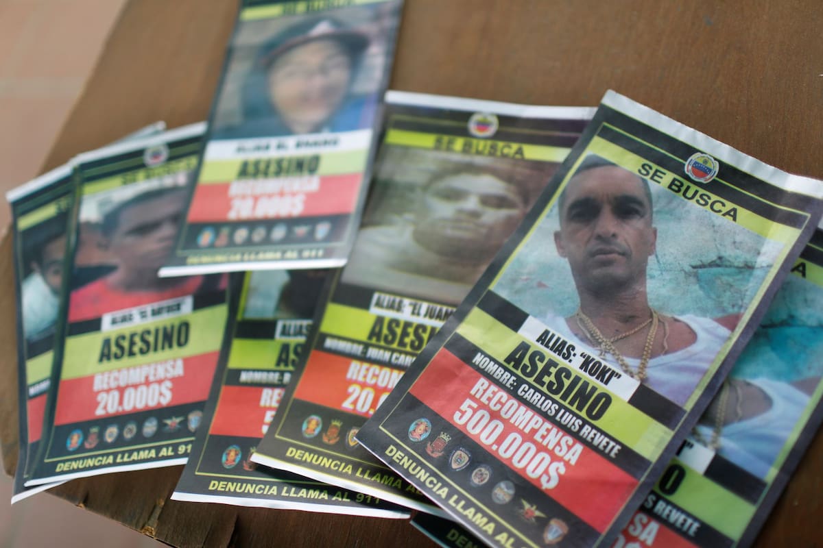 Se ven carteles de buscados para miembros de la banda criminal de El Koki luego de enfrentamientos armados entre pandilleros y fuerzas policiales en el barrio Cota 905, en Caracas
