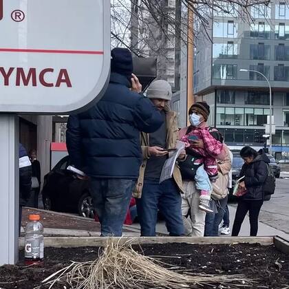 Se ven migrantes llegando constantemente al albegue en el que conversamos con Kevin, en el centro de Montreal
