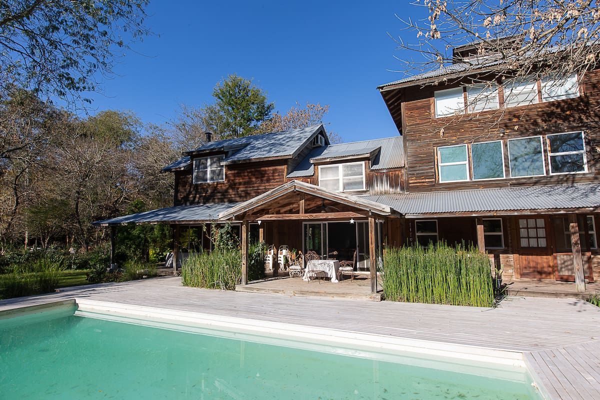 Se vende a US$380.000 la casa donde se filmó la nueva serie argentina de Flow, Último primer día