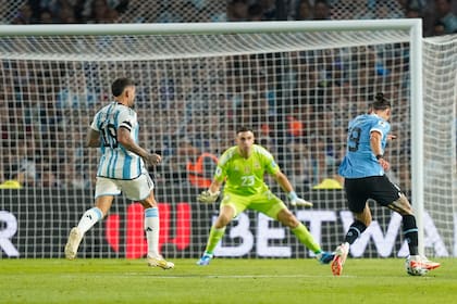 Se viene el segundo gol de Uruguay; Núñez le gana la carrera a Otamendi y definirá ante Dibu Martínez