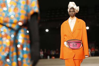 Se vieron en todas las pasarelas internacionales, funcionan como cintos y bandoleras que complementan la moda, vienen en formas geométricas y son el accesorio statement de este verano