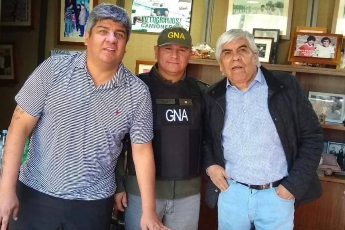 Se viralizó en las redes sociales una foto en la que se observa al gendarme junto a Hugo y Pablo Moyano, en lo que se presume es la oficina de los sindicalistas