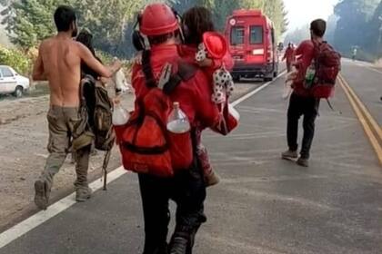 Se viralizó la foto de un brigadista que rescató a una nena de los fuegos en Chubut (Facebook)