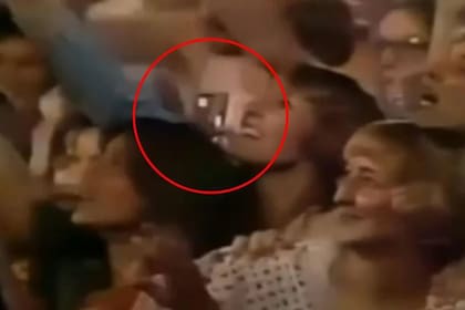 El momento en que aparece algo similar a un teléfono celular