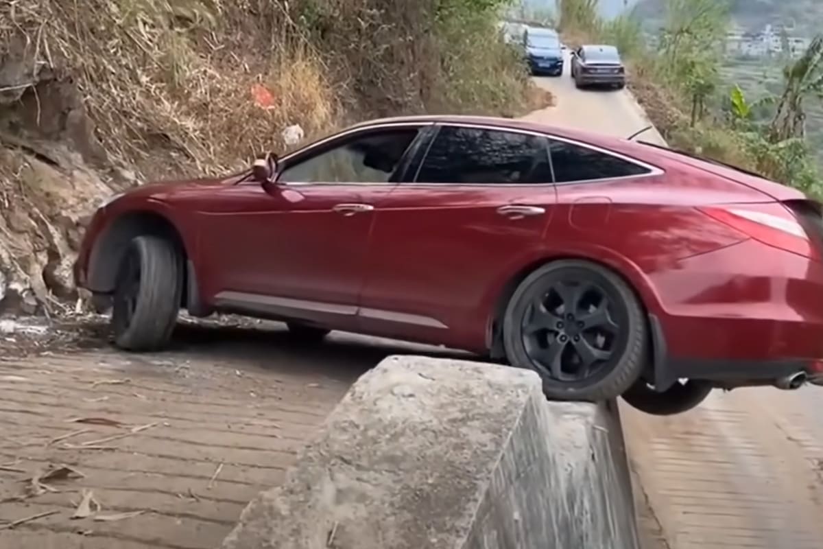 Se viralizó un video de un hombre maniobrando para sacar su auto de un camino de montaña complicado con un precipicio peligrosamente cerca