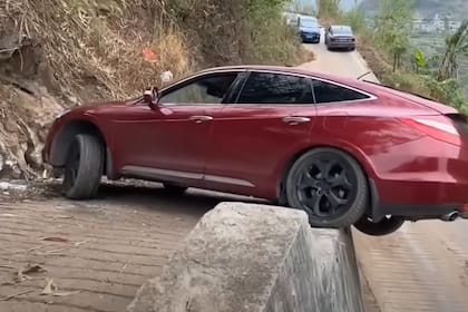 Se viralizó un video de un hombre maniobrando para sacar su auto de un camino de montaña complicado con un precipicio peligrosamente cerca