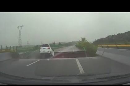 Se viralizó un video que muestra la caída en picada de un auto en el medio de un ciclón