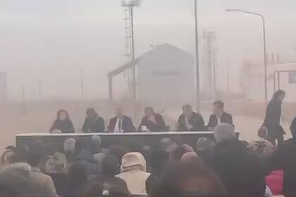 ¡Se volaron! El Presidente encabezó un acto en medio de una tormenta de viento