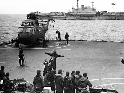Sea King con las aspas plegadas a bordo de la cubierta de vuelo del HMS Intrepid. Atrás asoma el portaaviones ligero HMS Hermes.