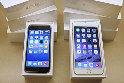 Un iPhone 6 y un 6 Plus