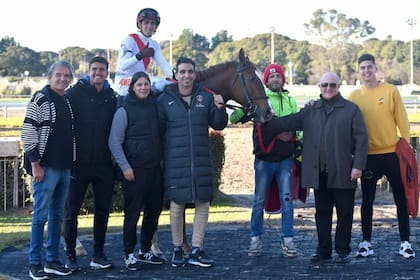 Sea Wolf, en su última victoria, con el Beto Carranza entre los allegados sonrientes; tiene los colores de River, cuyo titular es el cuidador, Jorge Mayansky Neer (de lentes)