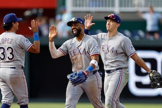Seager pega jonrón, los Rangers llegan a .500 por primera vez desde el 1 de mayo y vencen 4 a 2 a los Reales