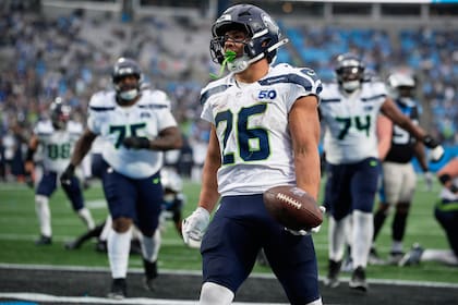 Seahawks se acercan al primer puesto de la NFC con victoria 27-10 sobre Panthers