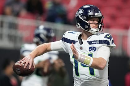 Seahawks y 49ers miden fuerzas en busca del primer lugar de la NFC en la última semana