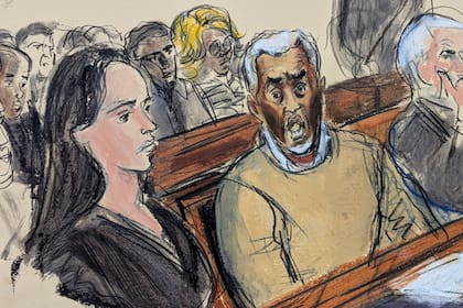 Sean "Diddy" Combs, sentado entre sus abogados defensores, en los tribunales de Manhattan en Nueva York