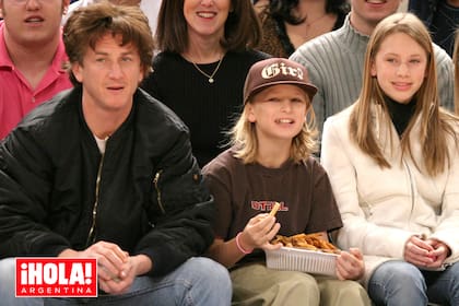 Sean junto a sus hijos, Hopper y Dylan, en 2004.