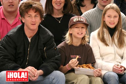 Sean junto a sus hijos, Hopper y Dylan, en 2004.
