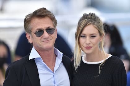 Sean Penn y su Dylan Penn en la presentación de la película Flag Day en competencia en la 74a edición del Festival de Cine de Cannes