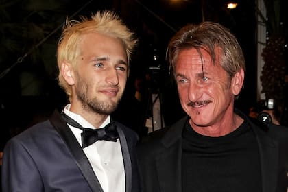 Sean Penn y su hijo Hopper, en 2016