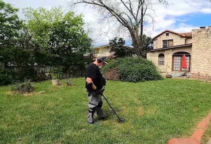 Sean Ward recorre casas de distintos barrios de San Antonio con su detector de metales en busca de nuevos hallazgos