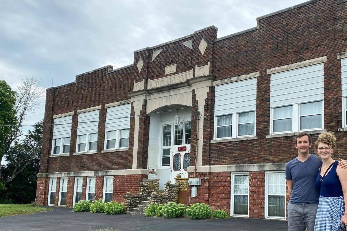 Sean y Stacie cuando compraron la escuela para refaccionarla