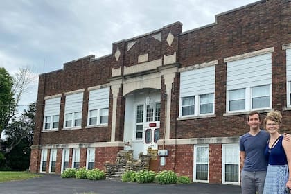 Sean y Stacie cuando compraron la escuela para refaccionarla
