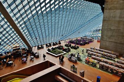Seattle posee una arquitectura imponente, y uno de los tantos ejemplos es la Biblioteca Central de Seattle. (Biblioteca pública)