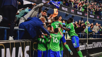Seattle Sounders celebra el triunfo por 3-0 sobre Pumas, para conquistar el título de la Concachampions.