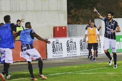 Sebastián Abreu durante el festejo con sus compañeros tras meter su primer gol en Río Branco