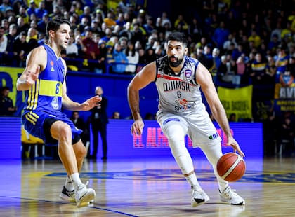 Sebastián Acevedo, de Quimsa, es defendido por Marcos Mata en el cuarto punto de la serie de las finales de la Liga Nacional