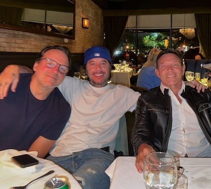 Sebastián acompañado por Diego Galarza y Jordan Belfort.