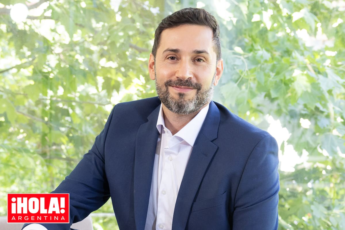 Sebastián Agost Carreño- tal es su verdadero nombre- posa en el living del hogar que comparte con su pareja, el médico Andrés Fabbi.