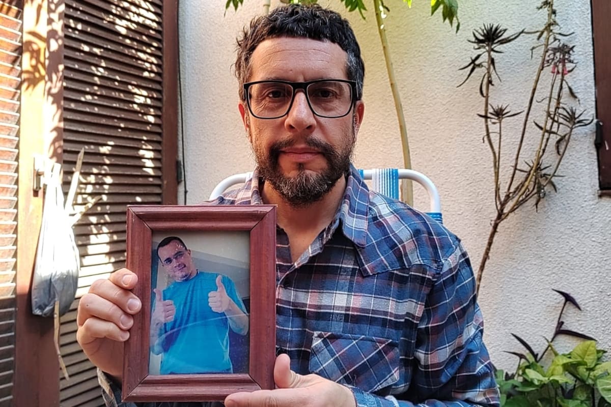 Sebastián Arce junto a una foto de su hermano, Juan Pablo, quien se suicidó a los 39 años