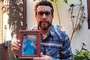 Sebastián Arce junto a una foto de su hermano, Juan Pablo, quien se suicidó a los 39 años