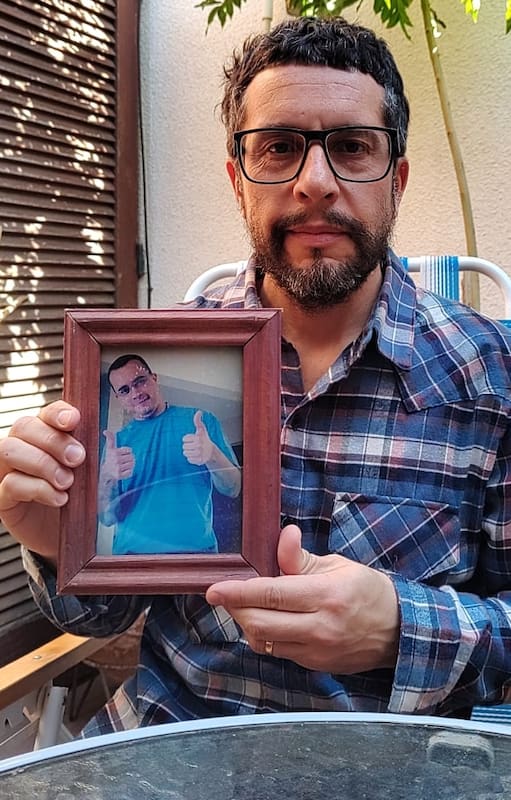 Sebastián Arce junto a una foto de su hermano, Juan Pablo, quien se suicidó a los 39 años