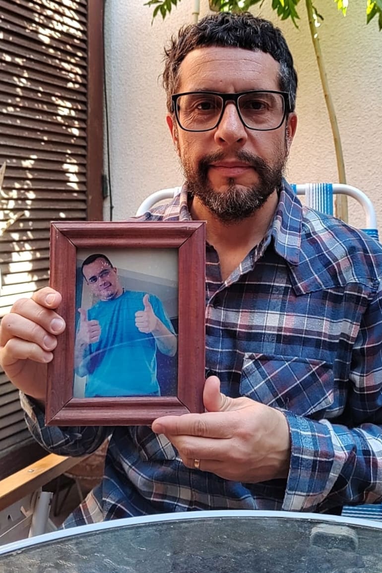Sebastián Arce junto a una foto de su hermano, Juan Pablo, quien se suicidó a los 39 años