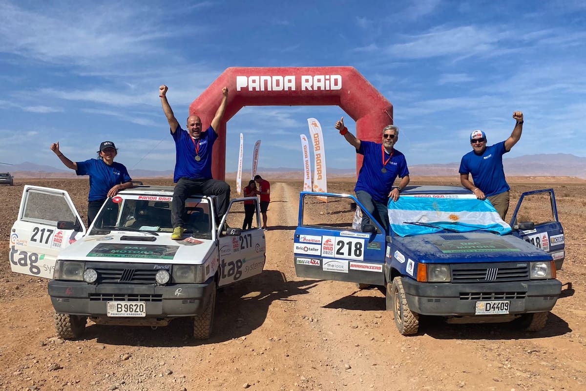 Sebastián Armenault y equipo, a pura emoción en la llegada, con la bandera argentina bien arriba (Instagram @sebasarmenault)