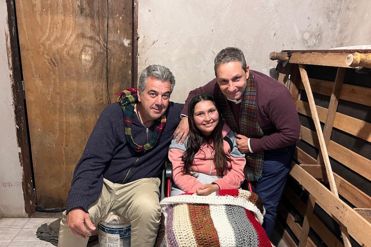 Sebastián Assisa y Santiago Patiño Mayer, parte del grupo de amigos solidarios, junto a Yazmín Rodríguez